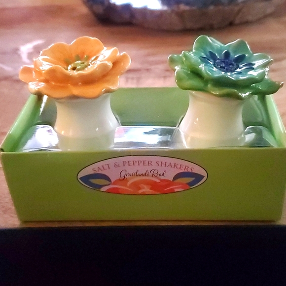 Ceramic flowers salt and pepper shakers - Picture 2 of 2